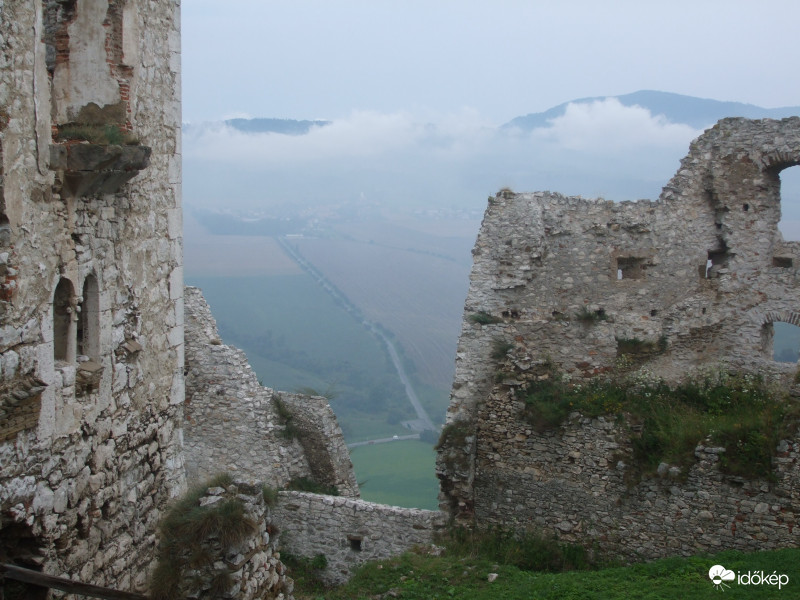 Ódon várfalak közt