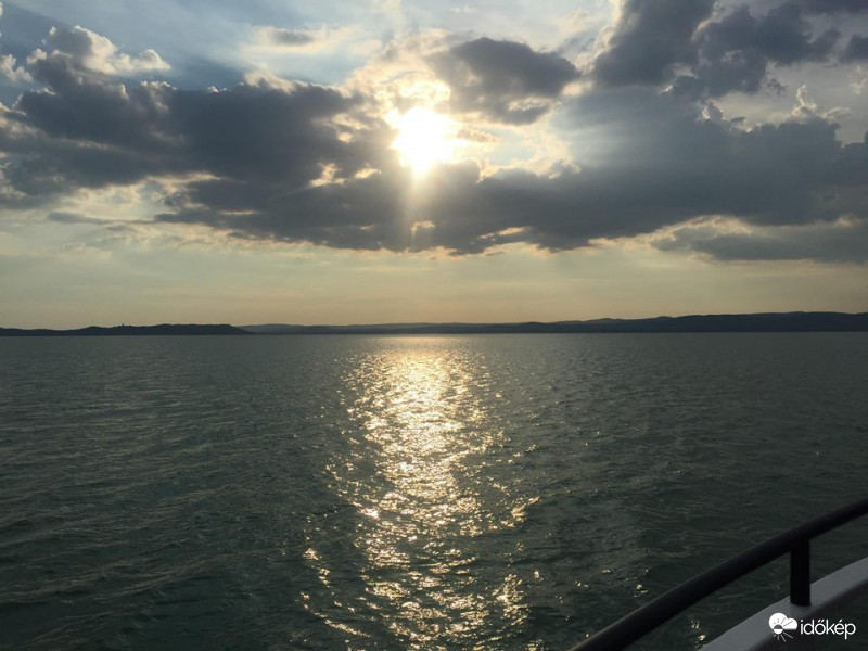 Naplemente a vízről