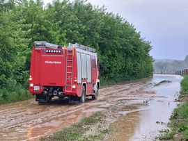 Villámárvíz Mucsi településhez vezető úton.