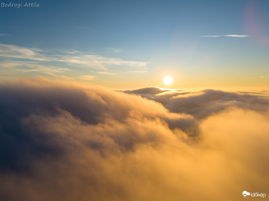 A ködtenger feletti naplemente