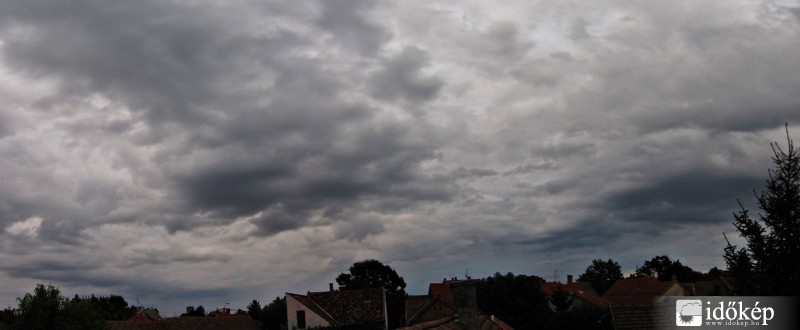 A melegfront felvonuló felhői