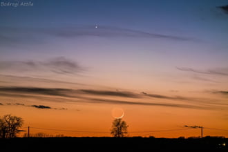 Újholddal koronázva