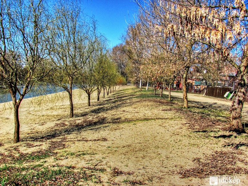 Egyelőre üres a strand