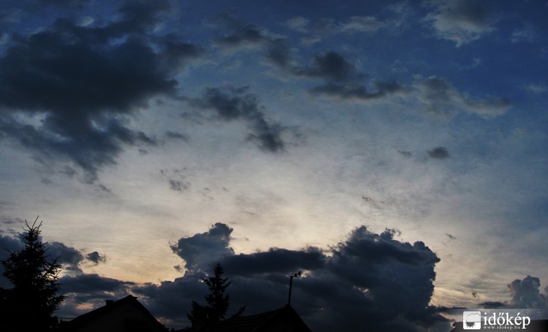 A hidegfront szétesett zivatarfelhői