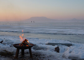 Korcsolyázók a Balatonon