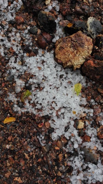 Borsó nagyságú jégdarabok