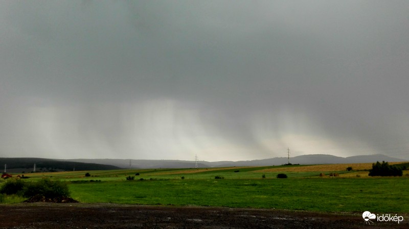 Zivatar esőfüggönyei 