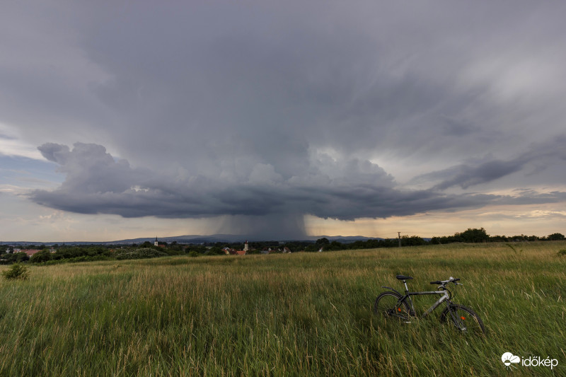 Biciklivel érkezett 