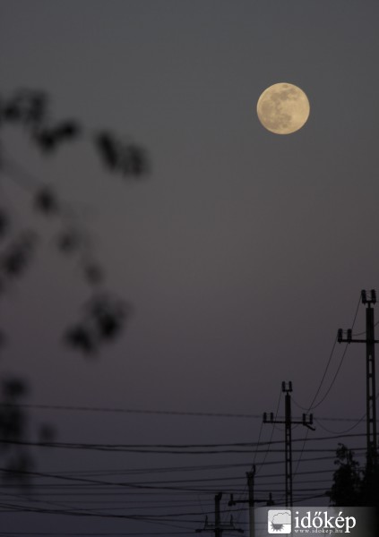 Holdkelte és vezetékrengeteg