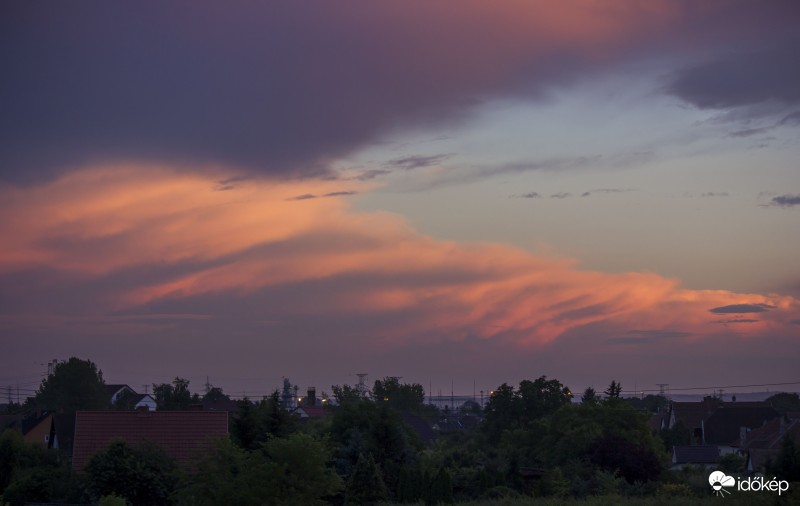 Zivatarfelhők a naplemente színeiben 