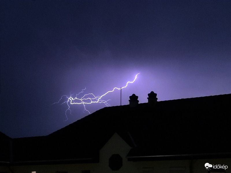 Sètáló"villámló" a háztetőn :)