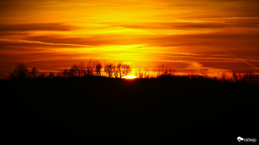 És így az ég lángra lobbant...