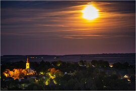 Októberi telihold Karádon