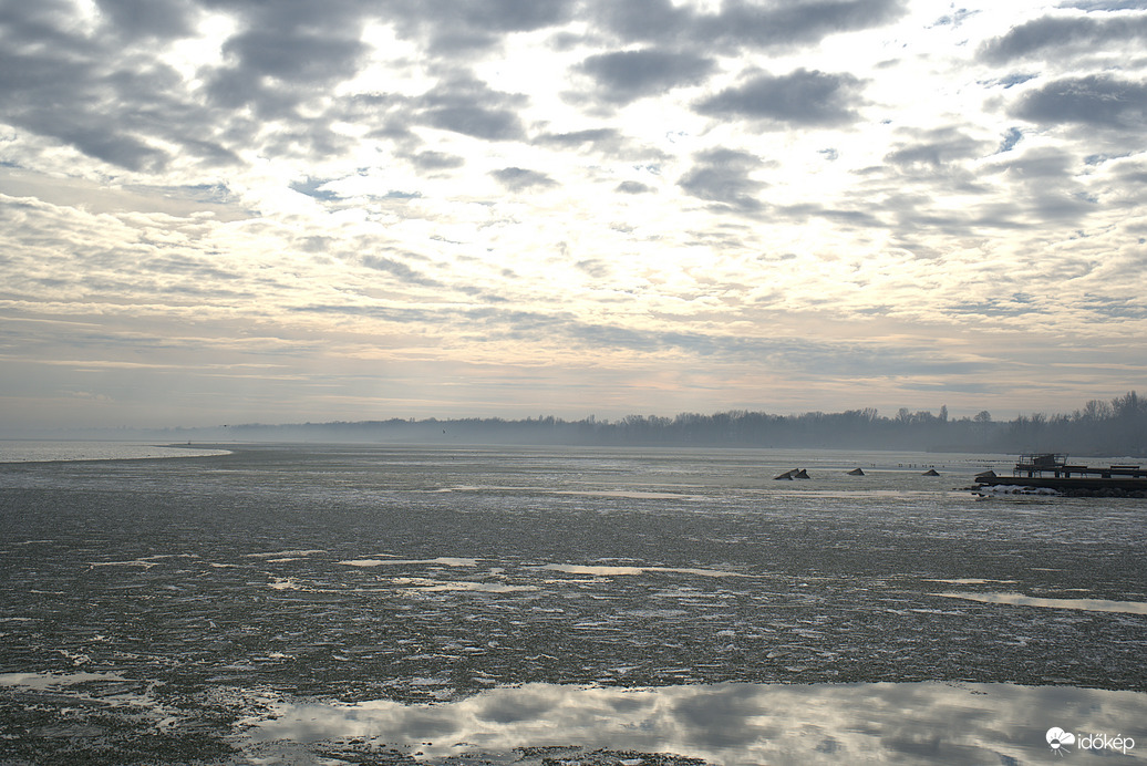 Maradék jég a Balatonon