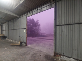 Lilában a raktár előtere ma reggel.