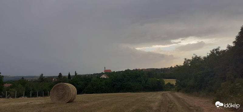 A Pécsi szupercella Pécsváradról nézve