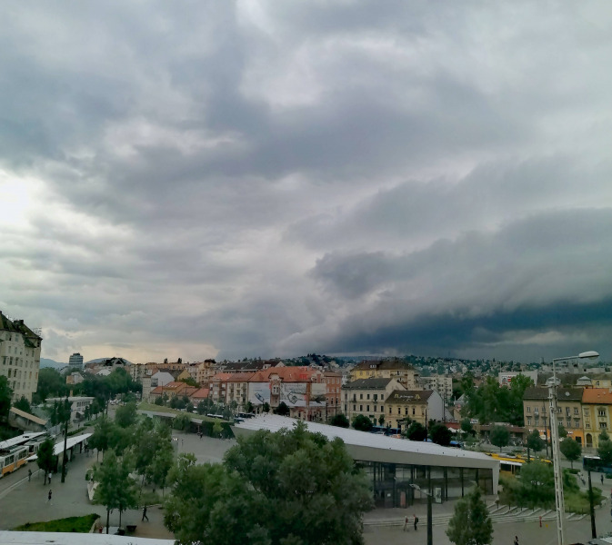 Peremfelhős zivatar érkezése