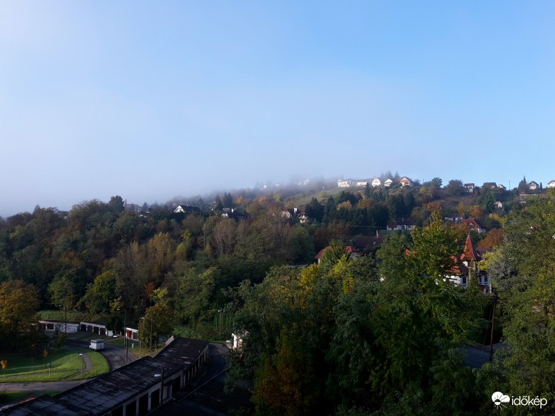 Egerszeghegy teteje még ködbe burkolózva...