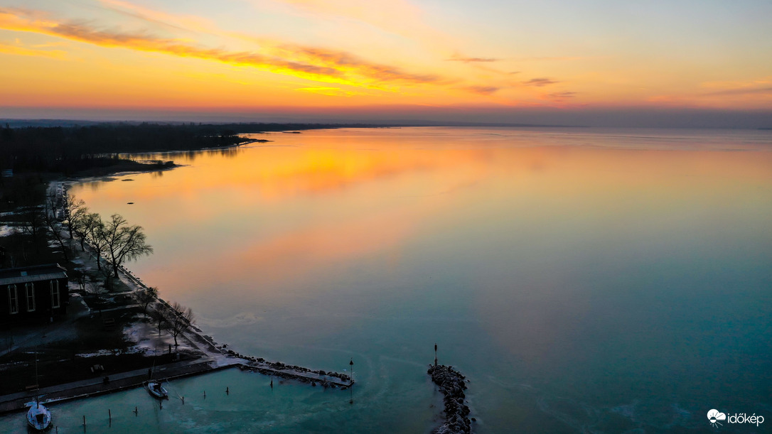 Naplemente a jeges Balatonról