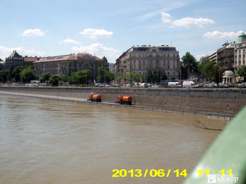 Már tisztítják a Gellért tér alatti alsó rakpartot!