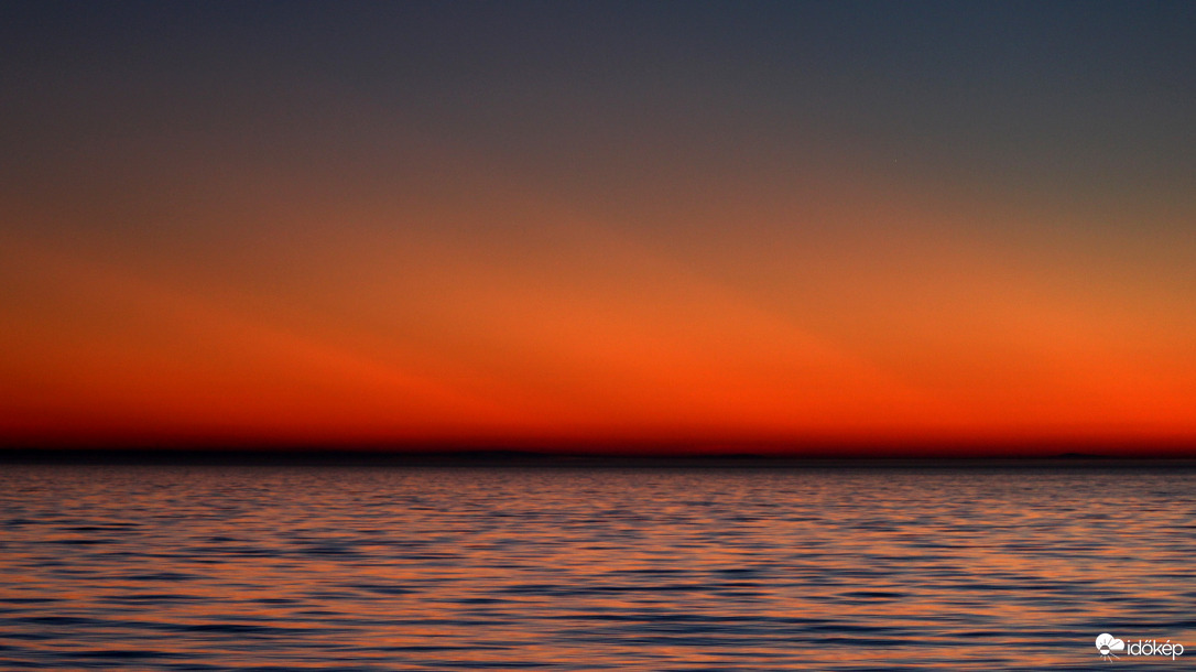 Szilveszteri naplemente a Balatonnál