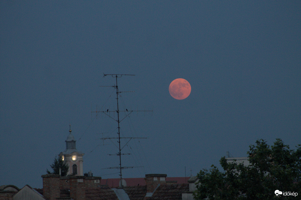 Lassan eper telihold, Szeged felett
