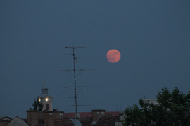 Lassan eper telihold, Szeged felett