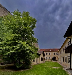 Közeledik. 