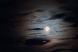 Hold és Antares csillag együttállása. 
