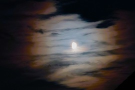 Hold és Antares csillag együttállása. 