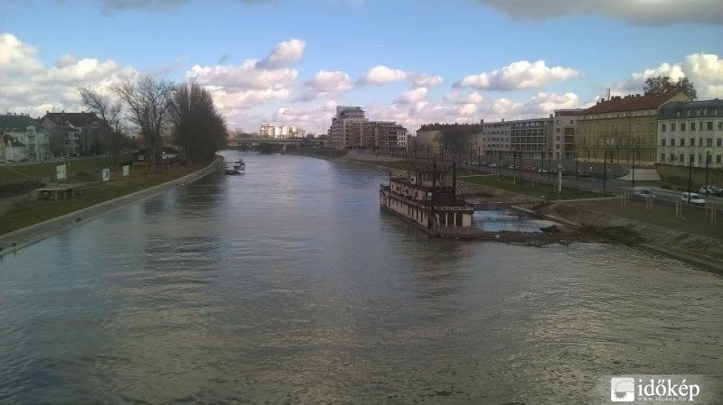 hullámok csendesednek