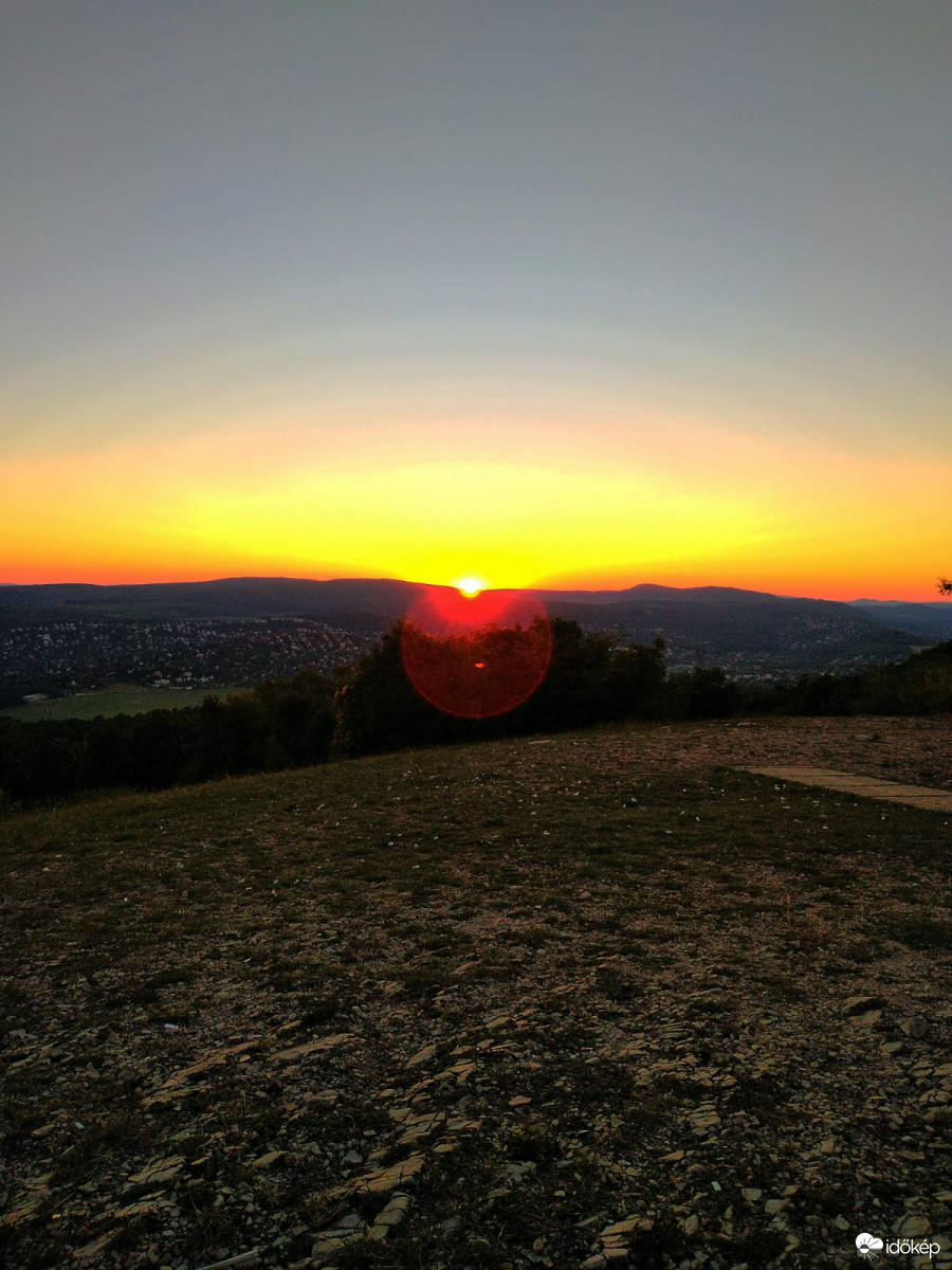 Naplemente a hegyen 