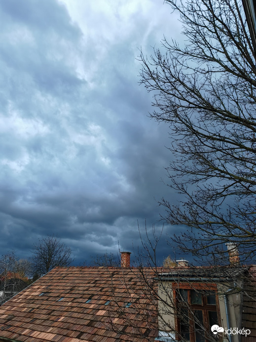 Napsütés után komor felhők 