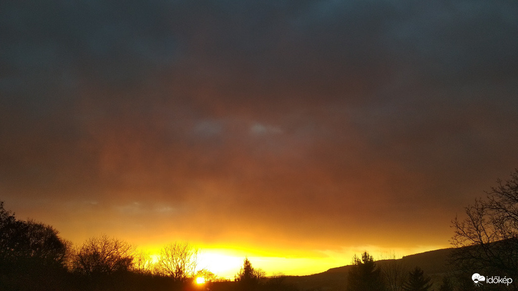 Dél felé úszó fellegekkel