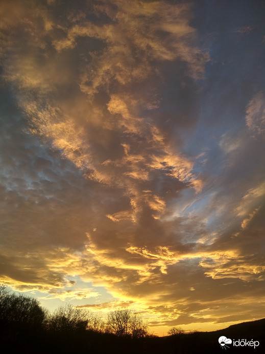 kora esti színjáték 