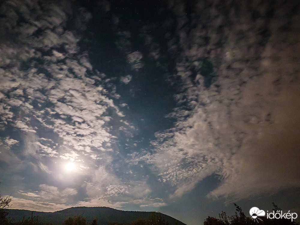 Vonuló felhőzet és holdfény