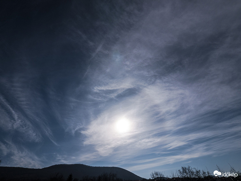 Vonuló reggeli cirrusok