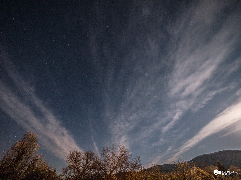 Cirrusok holdfényben