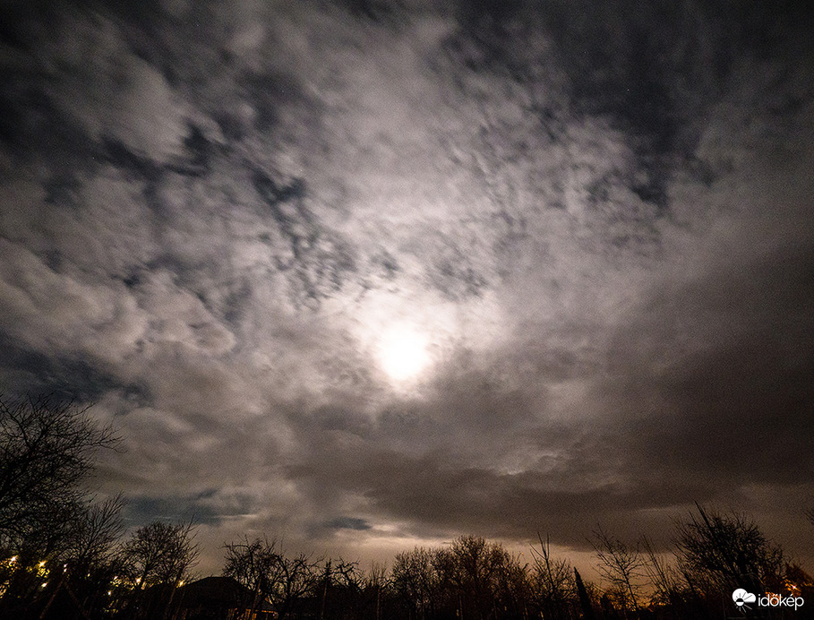 Luna a (felhő)takaró fölött