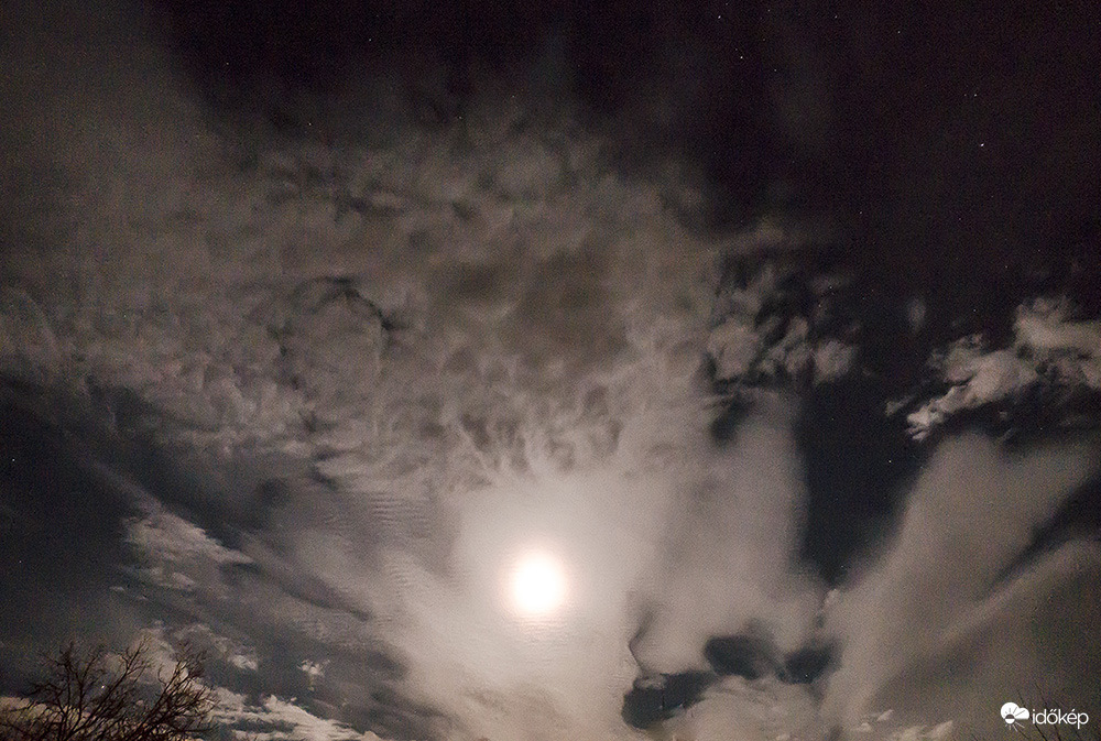 Vonuló felhők és holdfény