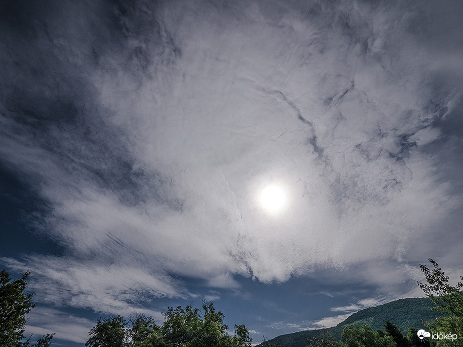 "...amikor a mennyezet repedezett"