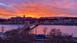 Izzó égbolt a vár felett