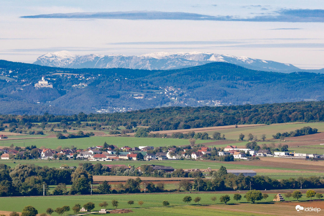 Fraknó vára a havas Rax-Alpokkal