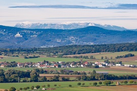 Fraknó vára a havas Rax-Alpokkal