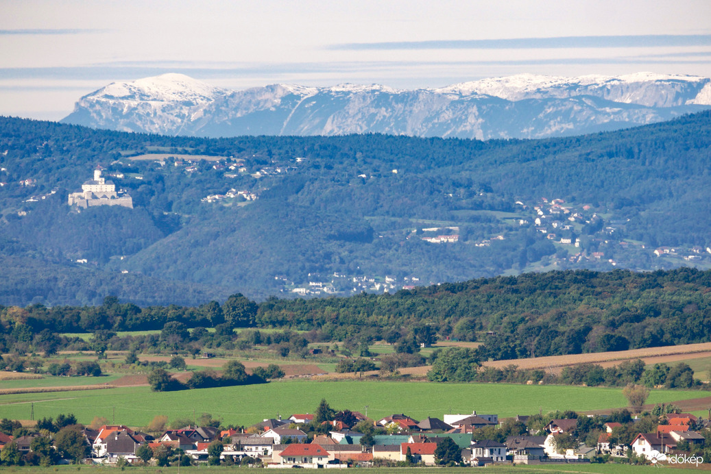 Fraknó vára a havas Rax-Alpokkal