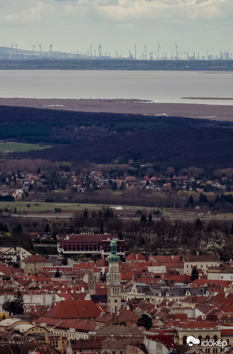 A pozsonyi-vár és Sopron egy képen