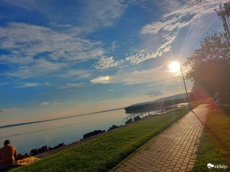 Távoli naphaló  a lenyugvó nap mellett