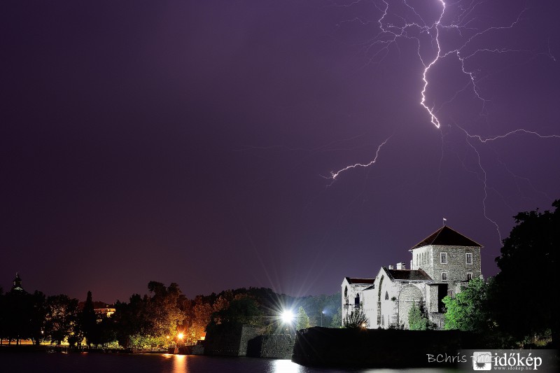 Cikázó villámok a vár felett