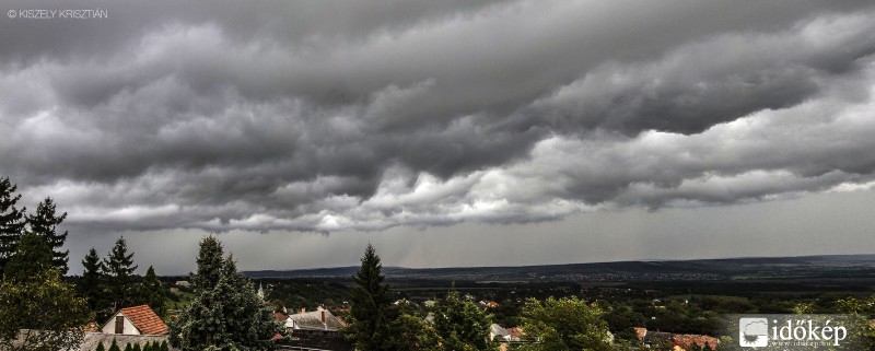 Csókakőre érkező zivatarlánc