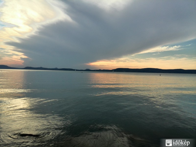 Felhő a Balaton felett